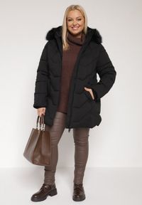 Born2be - Czarna Pikowana Kurtka Zimowa z Kapturem i Futrem z Możliwością Odpięcia Fedrika. Okazja: na co dzień. Typ kołnierza: kaptur. Kolekcja: plus size. Kolor: czarny. Materiał: futro. Sezon: zima. Styl: casual #2