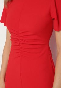 Born2be - Czerwona Rozkloszowana Sukienka Ozdobiona Marszczeniem Odallica. Kolor: czerwony. Wzór: aplikacja. Typ sukienki: rozkloszowane. Styl: elegancki #5