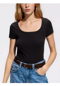Reserved - T-shirt slim fit z modalem - ciemnobrązowy. Kolor: brązowy. Materiał: dzianina