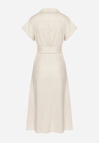 Born2be - Jasnobeżowa Bawełniana Sukienka Koszulowa na Krótki Rękaw z Dodatkowym Paskiem Callira. Okazja: na spacer, na co dzień. Kolor: beżowy. Materiał: bawełna. Długość rękawa: krótki rękaw. Typ sukienki: koszulowe. Styl: casual, elegancki #4