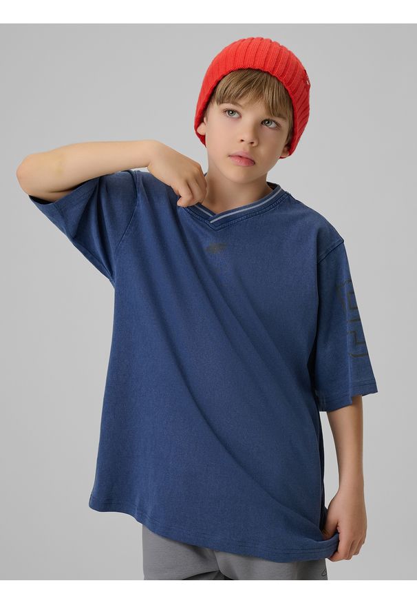 4f - 4F T-shirt loose z nadrukiem chłopięcy - granatowy 122/128 (6-8 lat). Okazja: na co dzień, na uczelnię. Typ kołnierza: dekolt w serek. Kolor: niebieski. Materiał: bawełna, dzianina. Wzór: nadruk. Sezon: lato. Styl: sportowy, casual, vintage