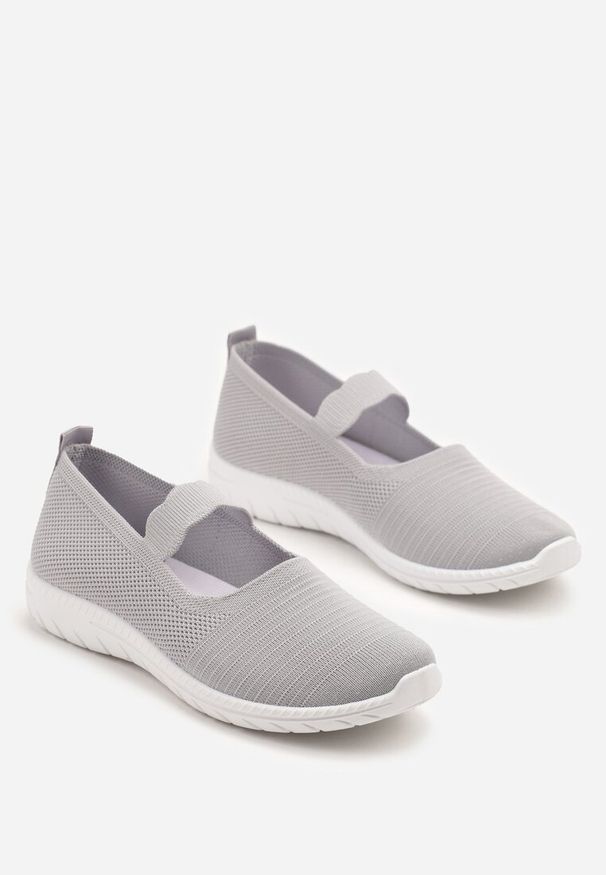 Born2be - Szare Wsuwane Tenisówki z Ozdobnym Paskiem i Perforacją Zelsedi. Okazja: na co dzień. Zapięcie: bez zapięcia. Kolor: szary. Materiał: jeans. Sezon: lato. Styl: elegancki, casual, klasyczny