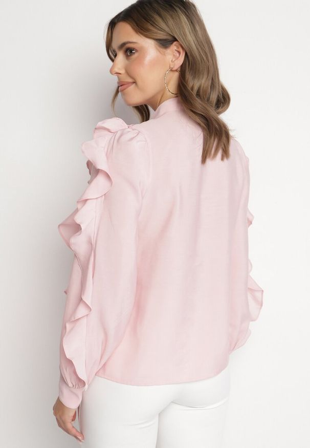 Born2be - Różowa Koszula o Luźnym Kroju z Falbanami i Wiązaniem Ravionel. Okazja: na co dzień. Typ kołnierza: kołnierzyk klasyczny. Kolor: różowy. Styl: casual, elegancki, klasyczny