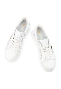 Sneakersy damskie Armodo, cholewka ze skóry naturalnej perforowana konstrukcja zapewniająca przewiewność klasyczne sznurowanie, białe, DS-777. Zapięcie: sznurówki. Kolor: biały. Materiał: skóra. Szerokość cholewki: normalna. Wzór: ażurowy. Styl: klasyczny #8