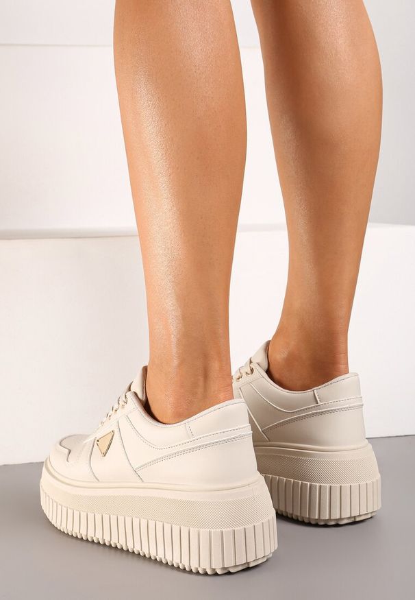 Born2be - Beżowe Sneakersy na Platformie z Niewielką Naszywką Naules. Nosek buta: okrągły. Zapięcie: sznurówki. Kolor: beżowy. Materiał: materiał. Wzór: aplikacja. Obcas: na platformie. Wysokość obcasa: średni