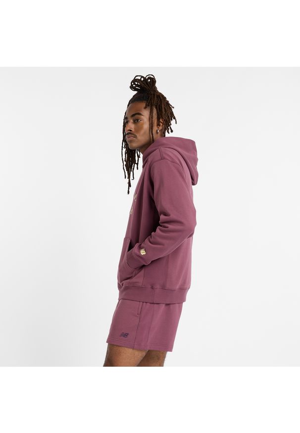 Bluza męska New Balance MT51935FDP – fioletowa. Typ kołnierza: kaptur. Kolor: fioletowy. Materiał: bawełna, dresówka, materiał. Wzór: aplikacja, napisy