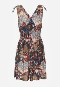 Renee - Zielona Sukienka Phoebothoe. Okazja: na spacer. Kolor: zielony. Długość rękawa: bez rękawów. Wzór: kolorowy, aplikacja. Sezon: lato. Typ sukienki: kopertowe. Styl: wakacyjny. Długość: mini #7