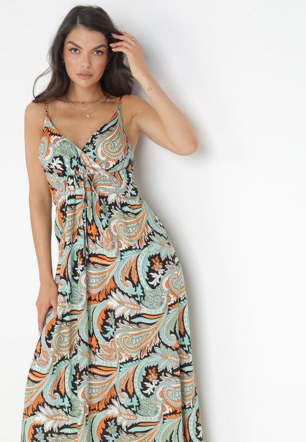 Born2be - Zielono-Czarna Sukienka na Ramiączkach z Kopertowym Dekoltem Eiliri. Kolor: zielony. Długość rękawa: na ramiączkach. Typ sukienki: kopertowe. Styl: wakacyjny. Długość: maxi