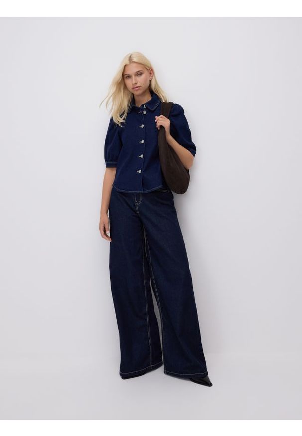 Reserved - Jeansowa koszula z ozdobnymi guzikami - granatowy. Kolor: niebieski. Materiał: jeans