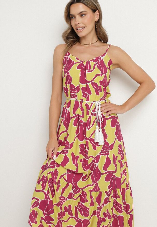 Born2be - Jasnozielona Rozkloszowana Sukienka na Ramiączkach z Wiskozowej Tkaniny w Kwiaty Sepelvia. Okazja: na co dzień. Typ kołnierza: dekolt w kształcie V. Kolor: zielony. Materiał: wiskoza, tkanina. Długość rękawa: na ramiączkach. Wzór: kwiaty. Sezon: lato. Styl: casual, elegancki