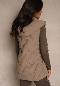 Renee - Ciemnobeżowa Pikowana Kamizelka z Kapturem w Stylu Basic Cleopie. Okazja: na co dzień, na spacer. Typ kołnierza: kaptur. Kolor: beżowy. Styl: klasyczny, sportowy, casual #3