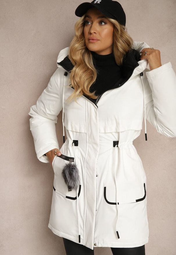 Renee - Biała Kurtka Parka ze Ściągaczami w Talii i Kapturem Zdobiona Zawieszką Zeriena. Okazja: na co dzień. Kolor: biały. Materiał: jeans. Długość rękawa: długi rękaw. Długość: długie. Wzór: aplikacja. Styl: elegancki, casual