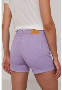 JDY - Jacqueline de Yong Szorty damskie kolor fioletowy gładkie medium waist. Okazja: na co dzień. Kolor: fioletowy. Materiał: tkanina, bawełna. Wzór: gładki. Styl: casual