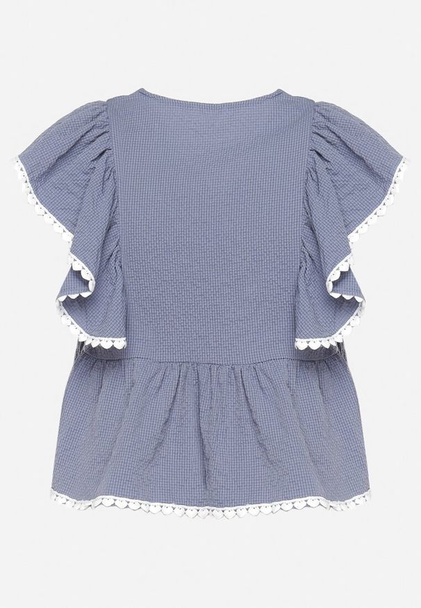 Born2be - Niebieska Bluzka Ozdobiona Falbanką przy Ramionach i na Dole Frilemia. Okazja: do pracy, na co dzień, na spotkanie biznesowe. Typ kołnierza: kołnierz z falbankami. Kolor: niebieski. Materiał: jeans. Wzór: aplikacja. Styl: casual, biznesowy