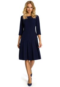 Sukienki.shop - Elegancka sukienka z obniżoną talią i kontrafałdami granatowa. Kolor: niebieski. Materiał: materiał, tkanina, elastan. Wzór: gładki. Styl: elegancki #2