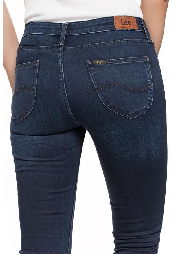 Lee - SPODNIE DAMSKIE LEE SCARLETT PITCH ROYAL L526WQSO. Wzór: aplikacja