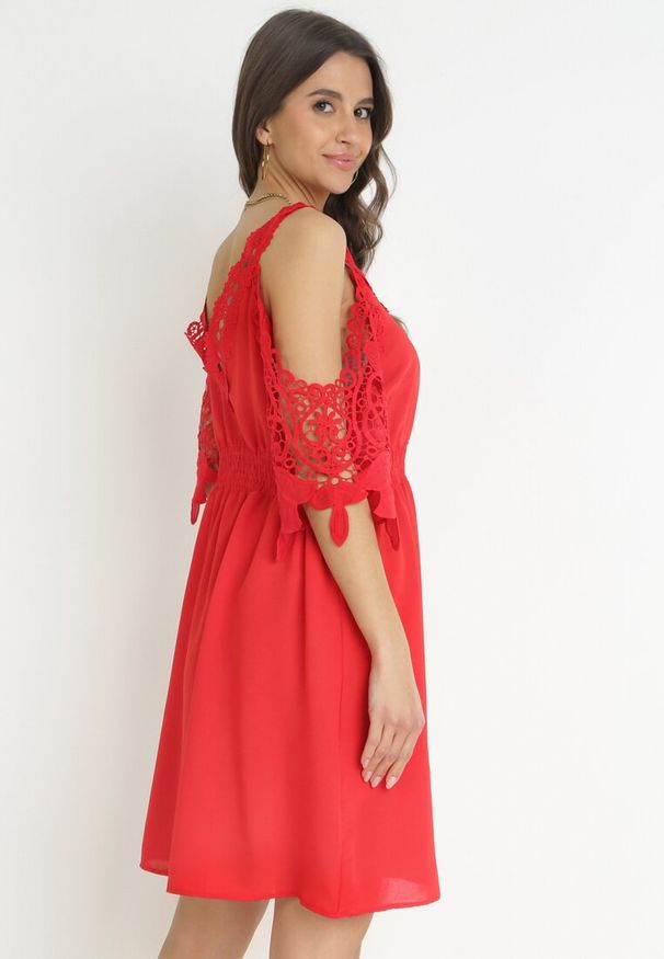 Born2be - Czerwona Sukienka Mini Hiszpanka na Ramiączkach z Koronkowymi Rękawami i Gumką w Pasie Giovati. Okazja: na co dzień. Typ kołnierza: dekolt hiszpanka. Kolor: czerwony. Materiał: koronka. Długość rękawa: na ramiączkach. Styl: casual. Długość: mini