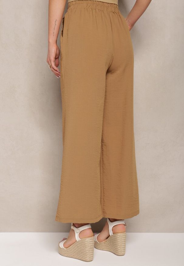 Renee - Brązowe Spodnie z Szerokimi Nogawkami w Stylu Palazzo High Waist z Gumką w Pasie z Ozdobnym Elementem Ellsiana. Okazja: na co dzień. Stan: podwyższony. Kolor: brązowy. Materiał: bawełna. Styl: elegancki, casual