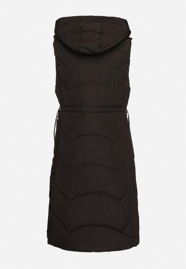 Born2be - Czarna Pikowana Kamizelka z Odpinanym Kapturem Ściągana w Pasie Asintea. Kolor: czarny. Materiał: jeans. Styl: elegancki