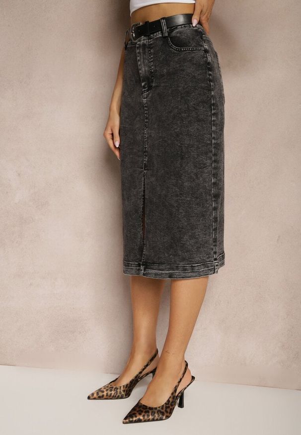 Renee - Czarna Jeansowa Spódnica z Bawełny High Waist z Rozcięciem i Paskiem w Zestawie Isanira. Okazja: na co dzień, na spotkanie biznesowe. Stan: podwyższony. Kolor: czarny. Materiał: bawełna, jeans. Styl: biznesowy, elegancki, casual