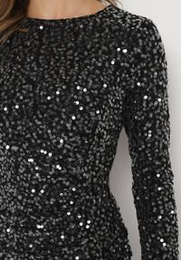 Born2be - Czarna Sukienka Mini z Okrągłym Dekoltem z Marszczeniami i Ozdobnymi Cekinami Vionna. Kolor: czarny. Materiał: materiał. Typ sukienki: asymetryczne. Długość: mini #2