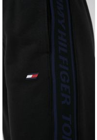 TOMMY HILFIGER - Tommy Hilfiger spodnie dresowe damskie kolor czarny z nadrukiem. Kolor: czarny. Materiał: dresówka. Wzór: nadruk