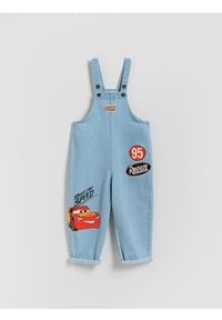 Reserved - Jeansowe ogrodniczki Auta - niebieski. Kolor: niebieski. Materiał: jeans #1