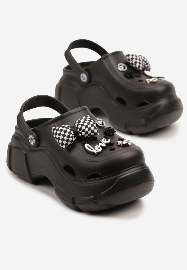 Born2be - Czarne Piankowe Klapki Chunky na Grubej Podeszwie z Ozdobnymi Aplikacjami Melwia. Okazja: na co dzień. Kolor: czarny. Materiał: jeans. Wzór: aplikacja. Styl: casual