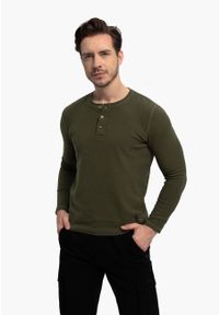Volcano - Longsleeve khaki L-AZUX. Kolor: brązowy. Materiał: dzianina, materiał, bawełna, jeans, włókno. Długość rękawa: długi rękaw. Długość: długie. Sezon: zima, jesień. Styl: klasyczny