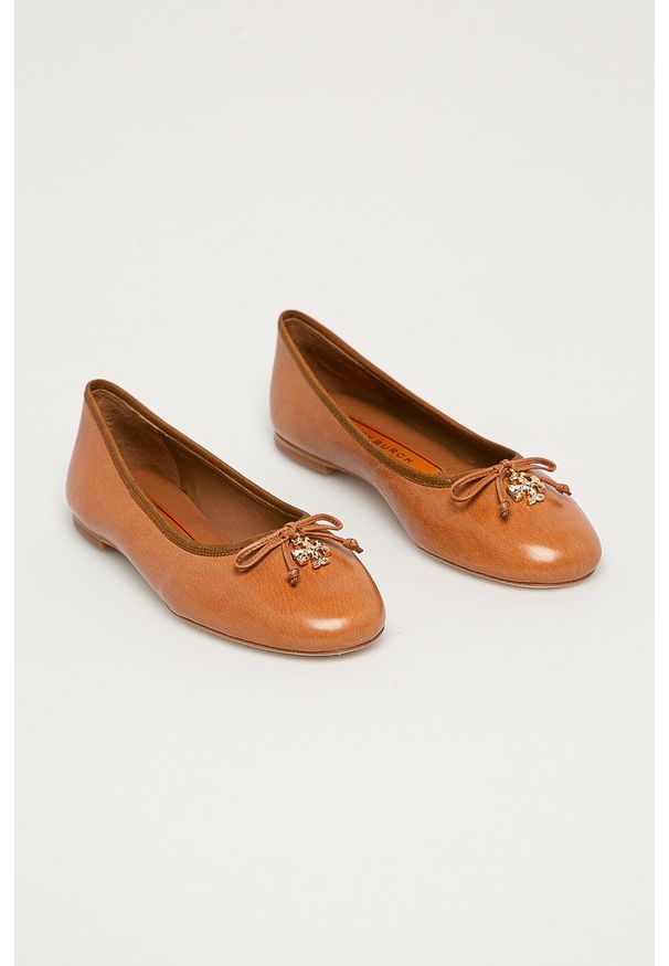 Tory Burch - Baleriny skórzane. Nosek buta: okrągły. Kolor: brązowy. Materiał: skóra. Obcas: na obcasie. Wysokość obcasa: niski
