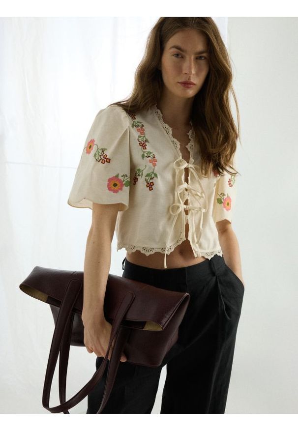 Reserved - Bluzka z haftem - kremowy. Kolor: kremowy. Materiał: bawełna, tkanina, len. Wzór: haft