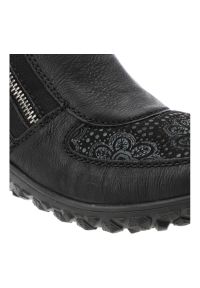 Czarne Botki Rieker Wygodne Obuwie Damskie. Okazja: na co dzień. Zapięcie: zamek. Kolor: czarny. Materiał: skóra ekologiczna, jeans. Wzór: aplikacja. Sezon: zima, jesień. Styl: klasyczny, casual, elegancki #8