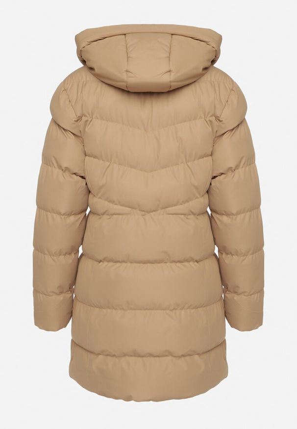 Born2be - Ciemnobeżowa Długa Pikowana Kurtka z Kapturem i Dwustronnym Suwakiem Naorinae. Okazja: do pracy, na co dzień. Typ kołnierza: kaptur. Kolor: beżowy. Materiał: jeans. Długość rękawa: długi rękaw. Długość: długie. Sezon: zima. Styl: casual, elegancki