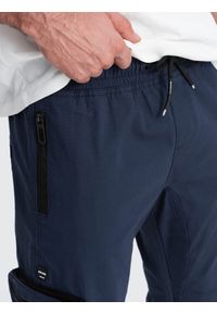 Ombre Clothing - Męskie spodnie JOGGERY z zapinanymi kieszeniami cargo - granatowe V5 OM-PAJO-0135 - XXL. Kolor: niebieski. Materiał: bawełna, tkanina, elastan, guma. Wzór: nadruk #7