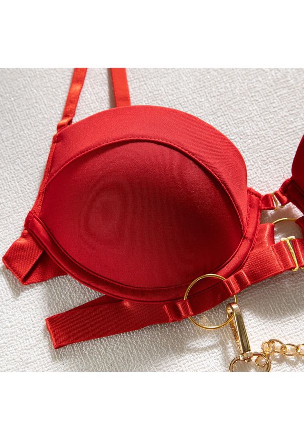 Intica - Komplet bielizny z pasem i łańcuszkiem elegancki design Hajnalka. Kolor: czarny. Materiał: tkanina