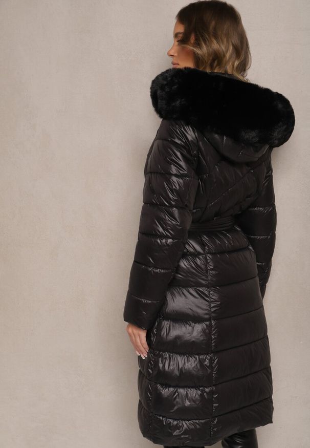 Renee - Czarna Długa Kurtka Pikowana z Odpinanym Kapturem Ozdobionym Futerkiem i Paskiem Iveleti. Okazja: na co dzień. Kolor: czarny. Materiał: futro. Długość: długie. Wzór: aplikacja. Styl: elegancki, casual