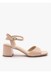 Ryłko - Beżowe sandały na obcasie. Zapięcie: sprzączka. Kolor: beżowy. Materiał: skóra. Obcas: na obcasie. Styl: street, elegancki. Wysokość obcasa: średni #1
