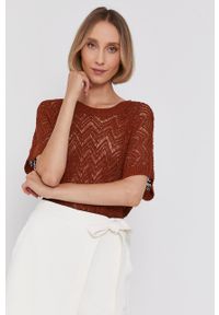 DKNY - Dkny Sweter damski kolor brązowy. Kolor: brązowy. Materiał: dzianina. Długość rękawa: krótki rękaw. Długość: krótkie. Wzór: ze splotem #5