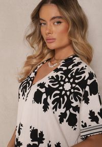 Renee - Biała Wiskozowa Sukienka o Pudełkowym Kroju z Dekoltem w Serek Adellira. Okazja: na co dzień. Typ kołnierza: dekolt w serek. Kolor: biały. Materiał: wiskoza. Długość rękawa: krótki rękaw. Styl: klasyczny, elegancki, casual #4