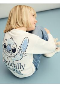 Reserved - Koszulka z nadrukiem na plecach Lilo i Stitch - złamana biel. Materiał: bawełna. Wzór: nadruk #1