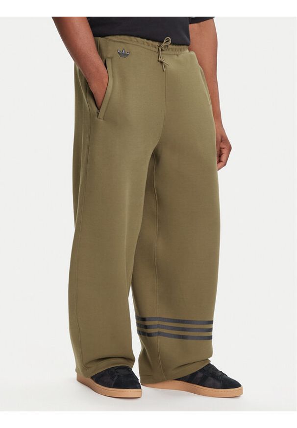 Adidas - adidas Spodnie dresowe Neuclassics JW5444 Zielony Loose Fit. Kolor: zielony. Materiał: syntetyk, bawełna