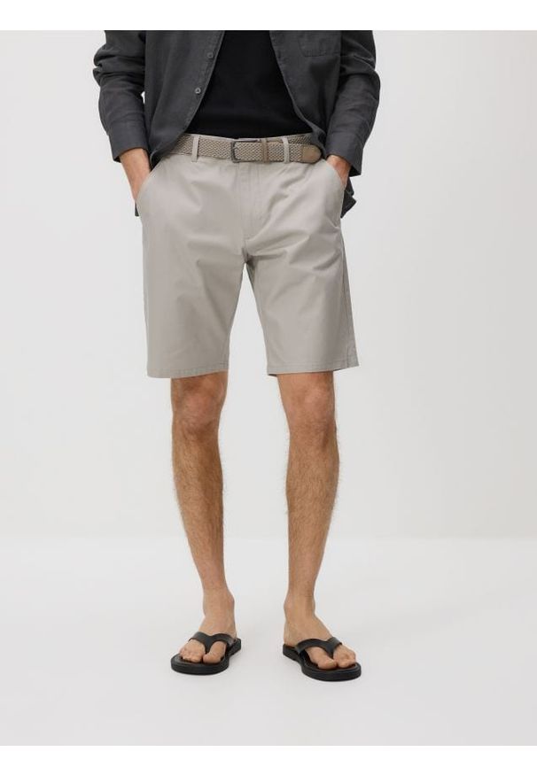 Reserved - Szorty chino regular z paskiem - brązowy. Kolor: brązowy. Materiał: bawełna, len