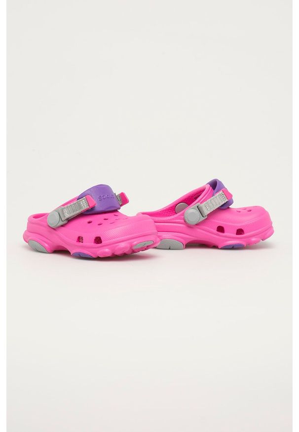 Crocs Klapki dziecięce kolor różowy. Nosek buta: okrągły. Kolor: różowy. Materiał: materiał. Wzór: gładki