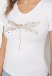 Born2be - Biały Bawełniany T-shirt z Motywem Ważki i Cyrkoniami Ulimira. Okazja: na co dzień. Kolor: biały. Materiał: bawełna. Wzór: aplikacja. Styl: klasyczny, casual #4