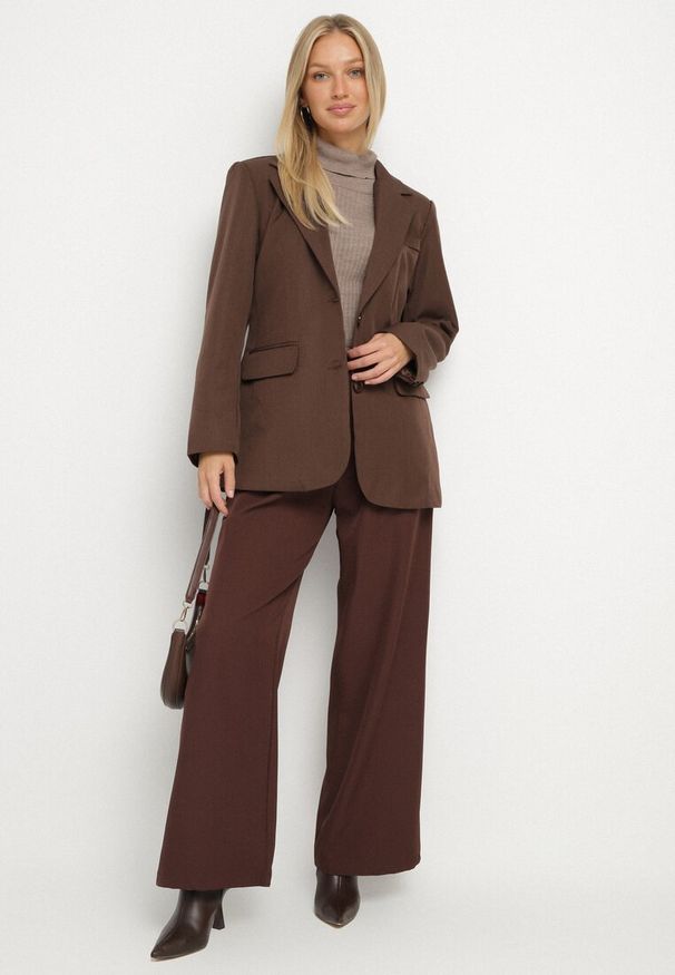 Born2be - Brązowa Jednorzędowa Marynarka Ozdobiona Guzikami na Rękawach Ridvire. Okazja: na co dzień, na spotkanie biznesowe. Kolor: brązowy. Wzór: aplikacja. Styl: biznesowy, casual, elegancki, klasyczny