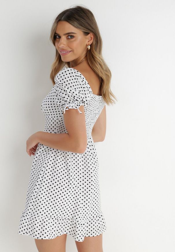 Born2be - Biała Sukienka Abin. Kolor: biały. Wzór: aplikacja, kropki. Styl: vintage. Długość: mini