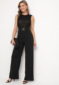 Born2be - Czarny Kombinezon bez Rękawów z Metaliczną Ozdobą i Prostymi Nogawkami Karivalle. Okazja: na co dzień. Kolor: czarny. Długość rękawa: bez rękawów. Wzór: aplikacja. Styl: klasyczny, casual, elegancki #1