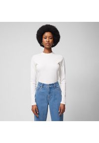 outhorn - Longsleeve basic w prążki damski - złamana biel. Okazja: na co dzień. Typ kołnierza: kołnierzyk stójkowy. Materiał: prążkowany, bawełna, elastan, materiał, dzianina. Długość rękawa: długi rękaw. Długość: długie. Wzór: prążki. Styl: casual #5