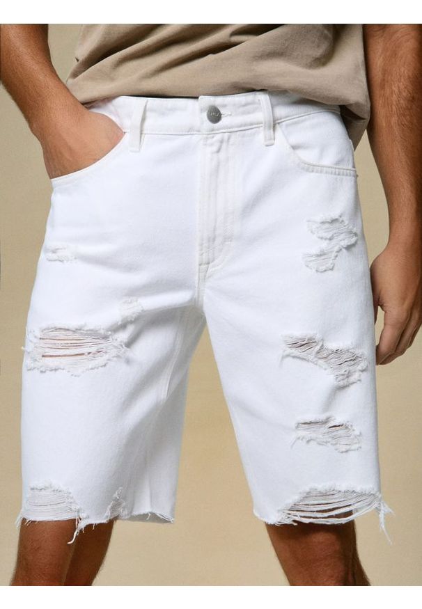 Sinsay - Szorty jeansowe z przetarciami - biały. Kolor: biały