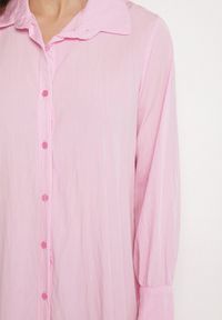 Born2be - Różowa Sukienka z Wiskozą o Koszulowym Kroju z Falbanką Penzedi. Okazja: na co dzień. Typ kołnierza: kołnierzyk klasyczny. Kolor: różowy. Materiał: wiskoza. Długość rękawa: długi rękaw. Typ sukienki: koszulowe. Styl: casual, elegancki, klasyczny #2